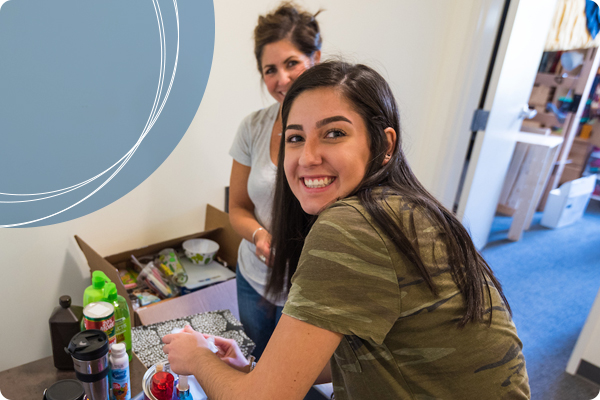 Central Oregon Community College unpacking with her mother during move in day