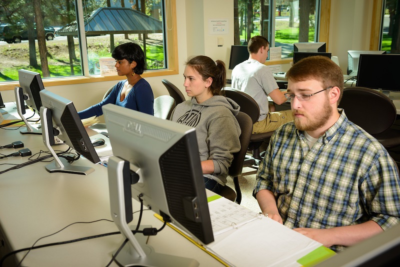 Central Oregon Community College students working on computers in a Computer Information and/or Geographic Information Systems class.